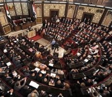 صحيفة محلية : الحكومة السورية حاسبت البرلمان والشعب خلال الجلسة الاستثنائية وأعطت درساً للمواطنين بأن الدولة ليست مسؤولة عنهم