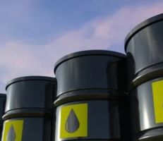 النفط يرتفع وسط توقعات بشح الإمدادات عقب قرار موسكو حظر صادرات الوقود
