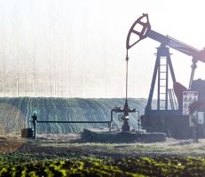 النفط يستقر والأنظار على التطورات في البحر الأحمر