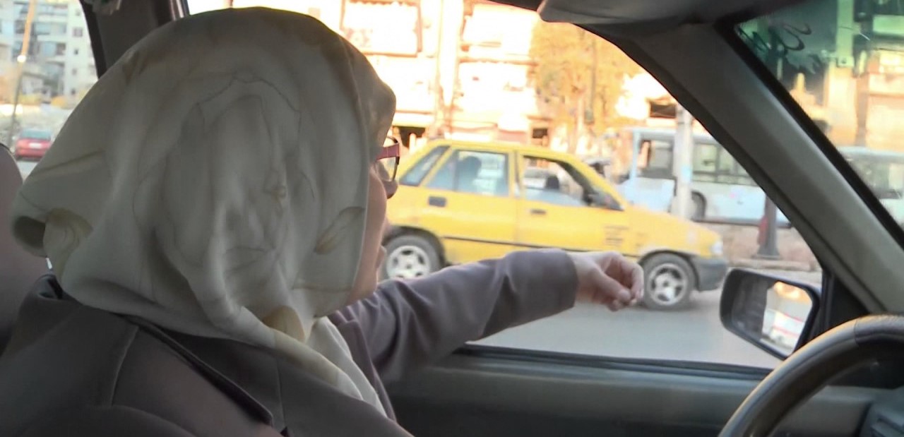 الوجه الأخر لمفرزات الحرب .. سيدة دمشقية خلف مقود "التاكسي"