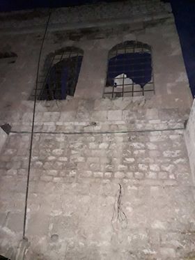 مسلسل (الانهيارات) متواصل .. سقوط جدار وأخر معلق بالهواء في حلب القديمة (صور)