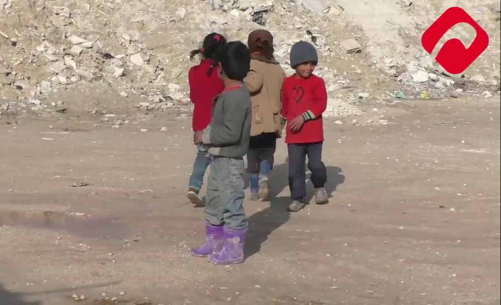 المشهد ترصد واقع الحياة في الأطراف الجنوبية لمدينة حمص في بيوت الصفيح، حيث الفقر والبطالة وعمالة الأطفال (فيديو)