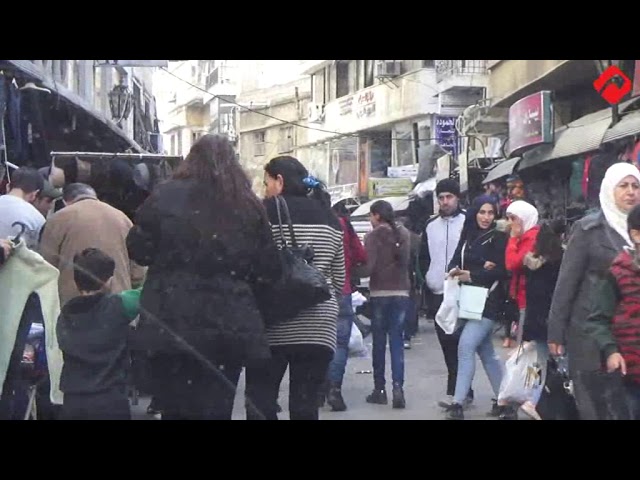 إشغال الأرصفة بالبضائع في شارع القوتلي باللاذقية يعيق حركة السيارات (فيديو)