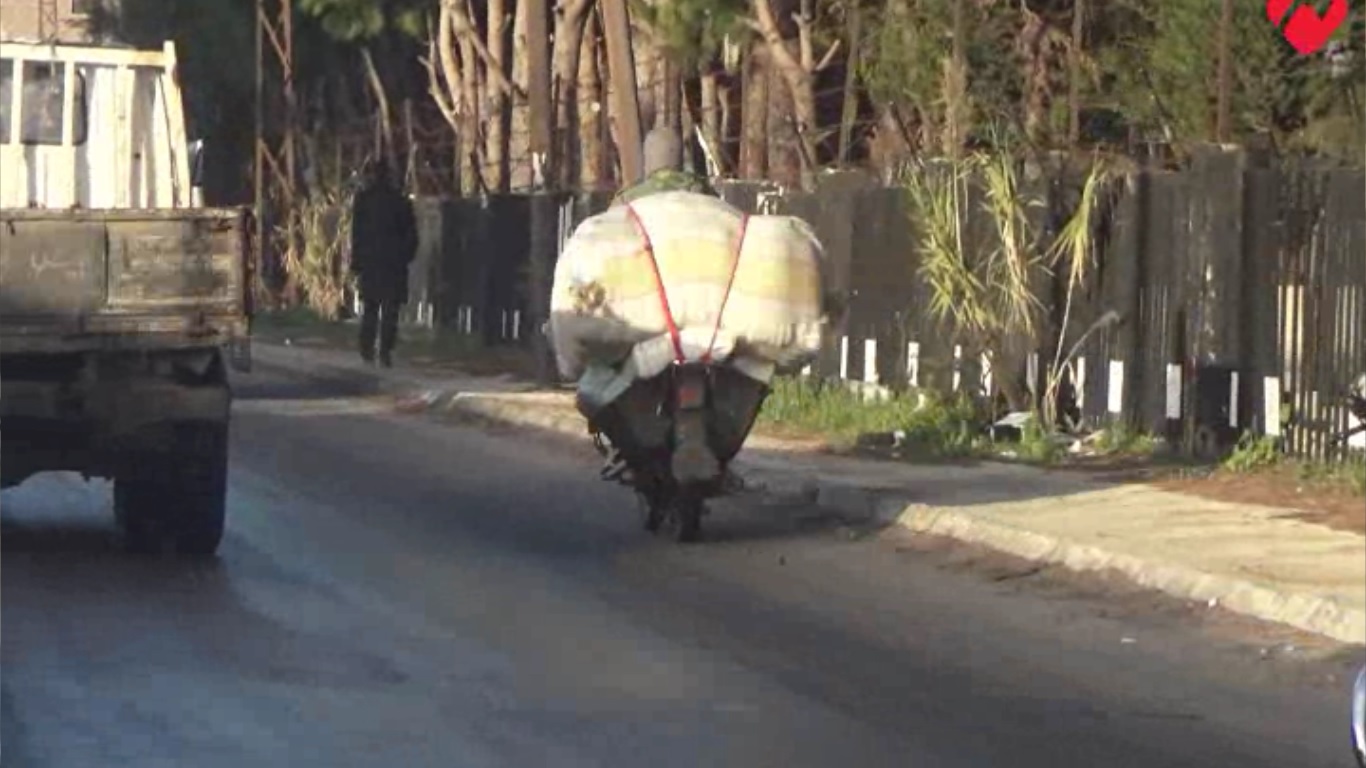 حفاضات الأطفال التركية تهرب على الدراجات النارية إلى المحال التجارية في محافظة اللاذقية‎(فيديو)