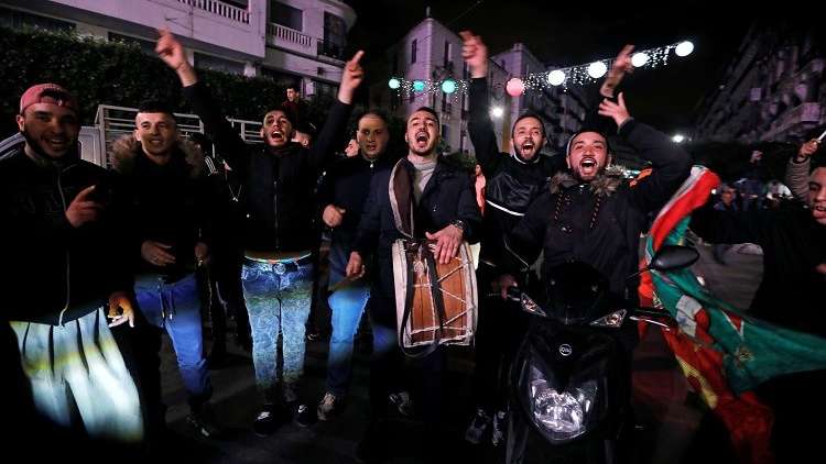 الجزائريون يحتفلون باستقالة بوتفليقة