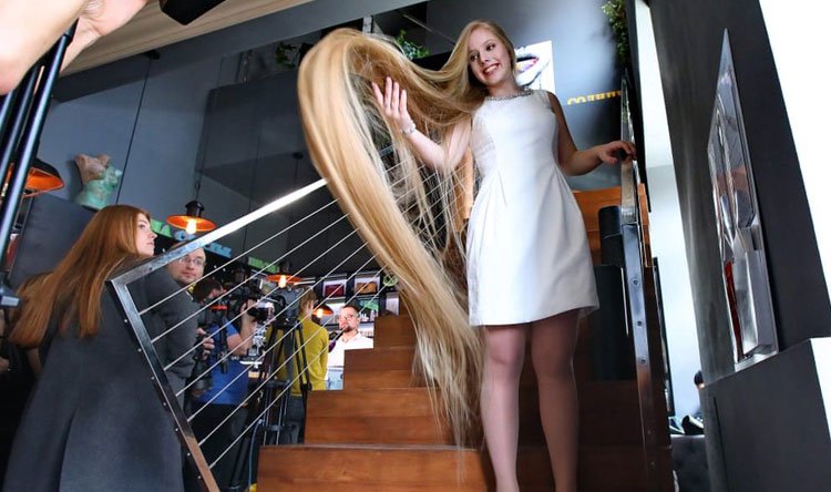 تطمح لأن تدخل موسوعة غينيس  لن تصدق طول شعر هذه الشابة الأوكرانية