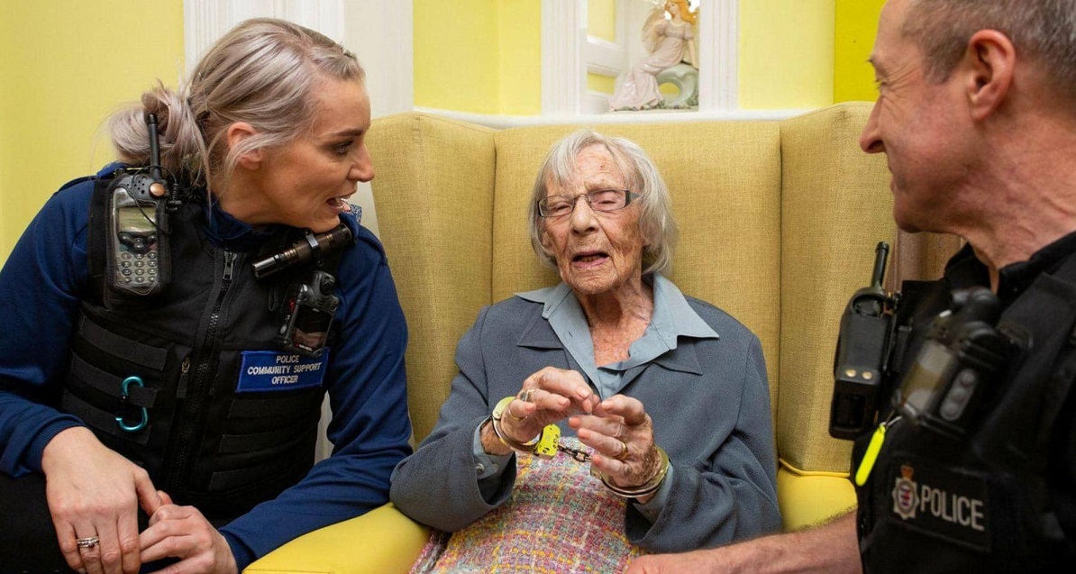 الشرطة البريطانية تعتقل امرأة بعمر 104 أعوام لتحقيق أمنيتها