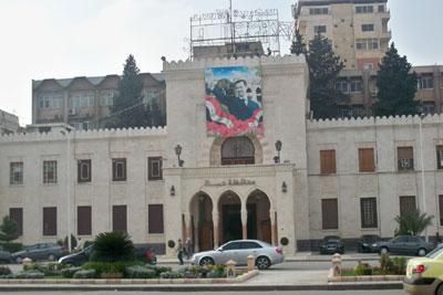 محافظ حماه يصدر قراراً يخص المحال التجارية في المدينة