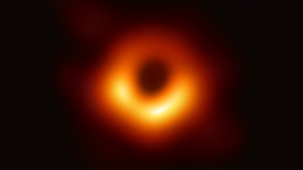 نشر  أول صورة على الإطلاق لثقب أسود يقع في مجرة بعيدة