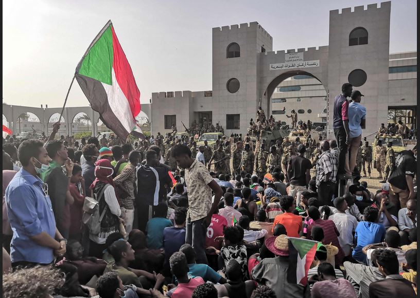 السودان: الجيش يطيح بالبشير ويعتقل مقربيه وخلاف بين قياداته حول رئاسة المرحلة