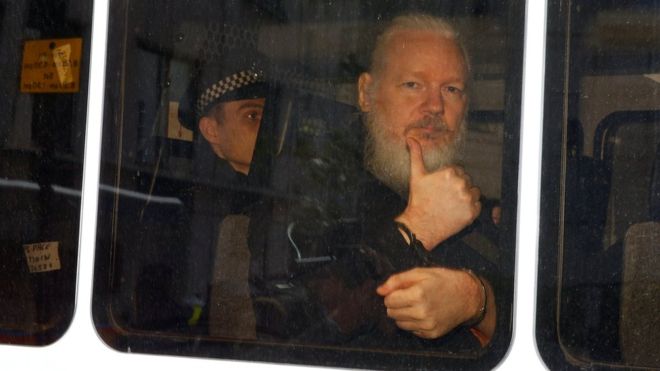 لماذا تحتجز الشرطة البريطانية مؤسس ويكيليكس؟