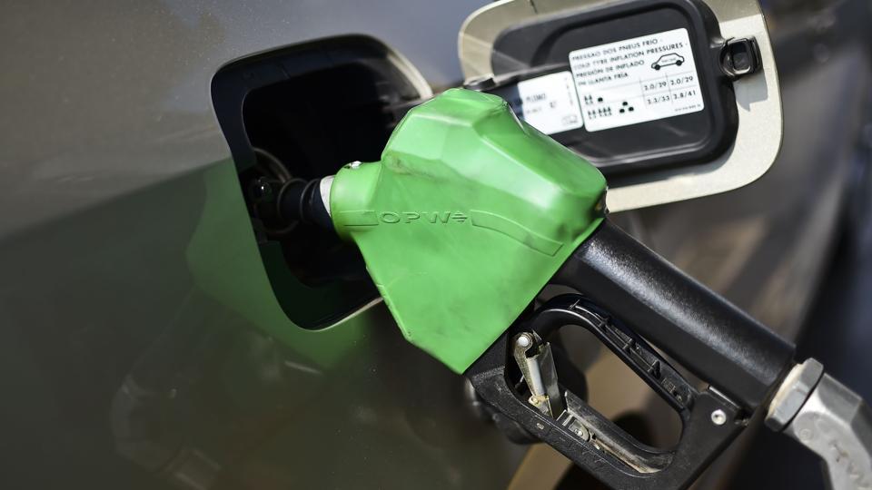 مجلس الوزراء يقرر خفض كميات البنزين المخصصة للآليات الحكومية بنسبة 50 بالمئة