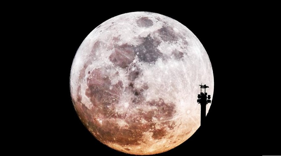 صور مذهلة للقمر بعدسة مصور باكستاني في دبي (صور)