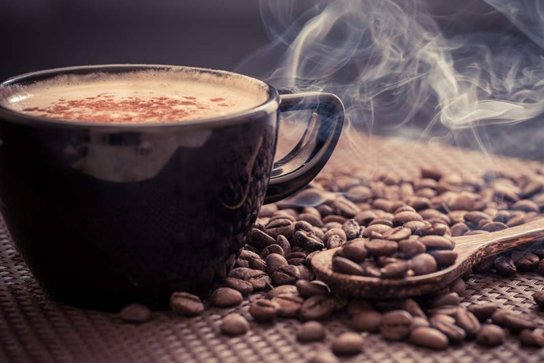 مدمنو الكافيين أفضل في كشف رائحة القهوة