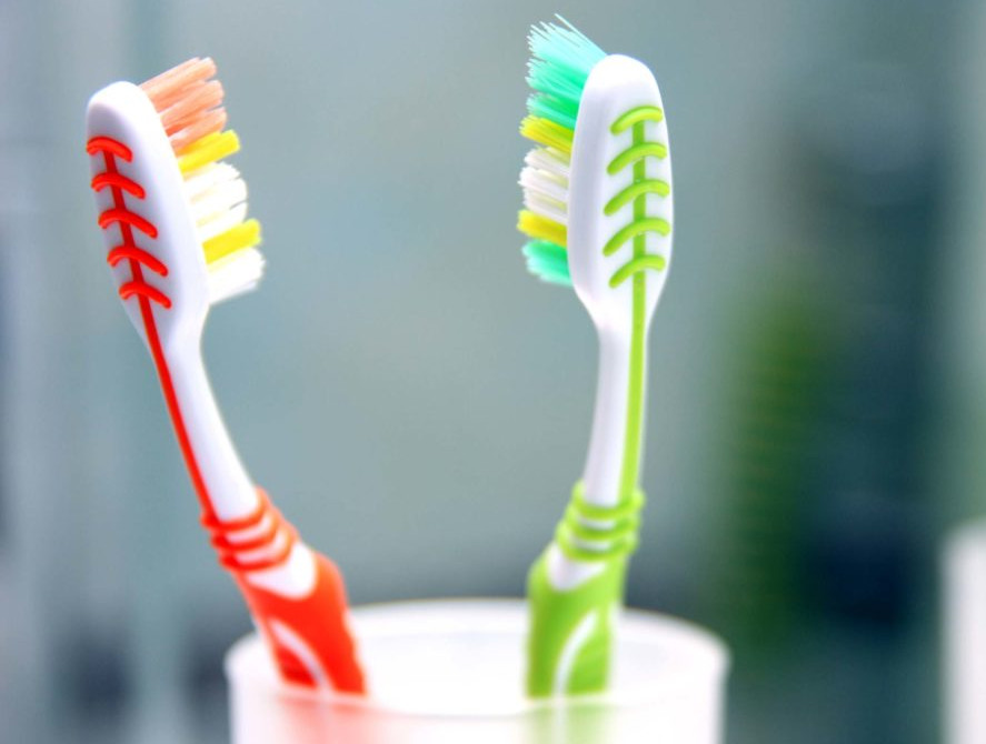 ملايين البكتريا في "فرشاة الأسنان" فكيف تحمي نفسك منها؟