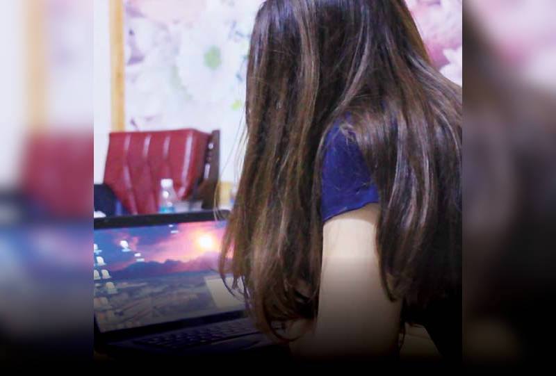 فتيات سوريات يقعن ضحايا الجريمة الالكترونية