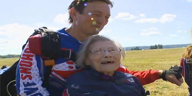 عجوز عمرها 103 أعوام تدخل موسوعة غينيس لقفزها بالمظلة