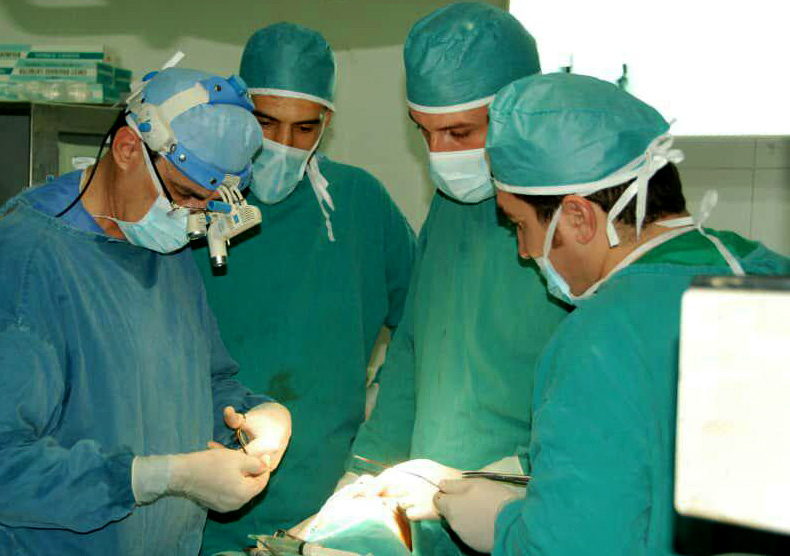 فريق طبي سوري يجري عمل جراحي نوعي لبناء عظم الفك ذاتياً