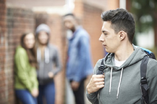 دراسة "التنمر يدفع المراهقين للانتحار"