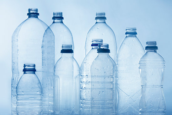 ما هي مخاطر المياه المعبَّأة في عبوات بلاستيك؟