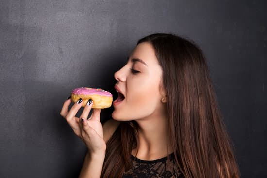 5 عادات خاطئة لتناول الطعام تسبب أمراضاً خطيرة
