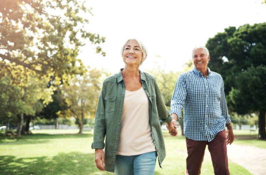 دراسة: بطء المشي في منتصف العمر دليل على الشيخوخة المبكرة