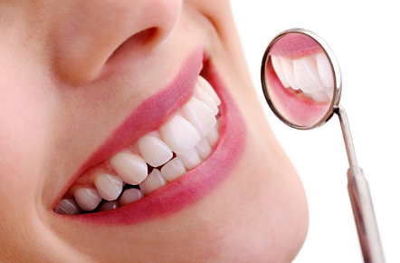 طبيب أمريكي: توقفوا عن استخدام الملح وكربونات الصوديوم لتبييض الأسنان فوراً!