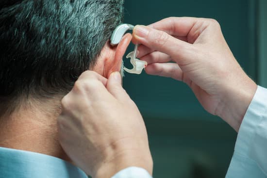أجهزة المساعدة على السمع قد تساعد على تأخير الخرف والاكتئاب عند كبار السن