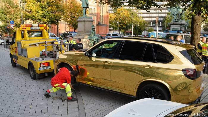 تشكل خطراً على الطريق: الشرطة الألمانية توقف سيارة ذهبية شديدة اللمعان