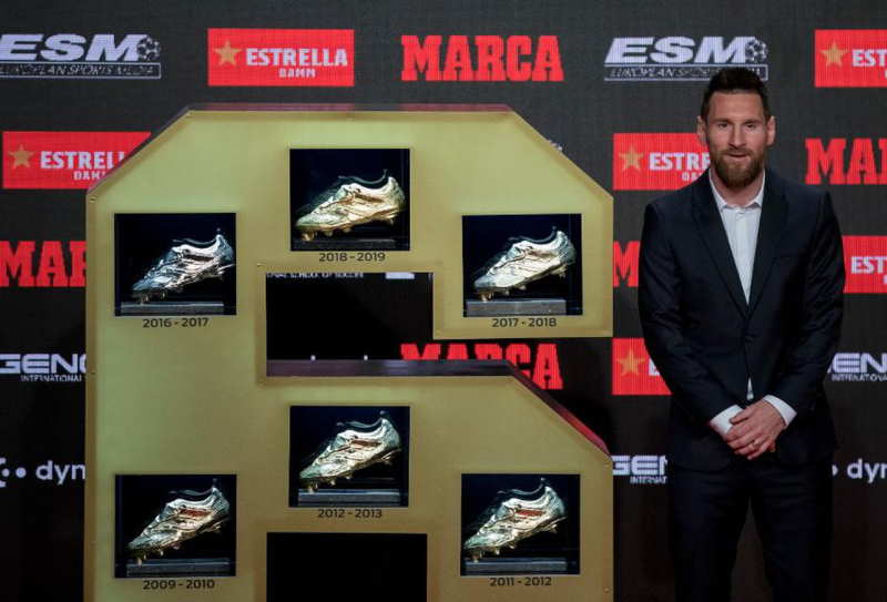 نجم برشلونة ليونيل ميسي يتسلم جائزة الحذاء الذهبي الأوروبي للمرة السادسة