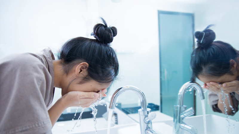 خبير تجميل: المبالغة في غسل الوجه مضر لصحة البشرة