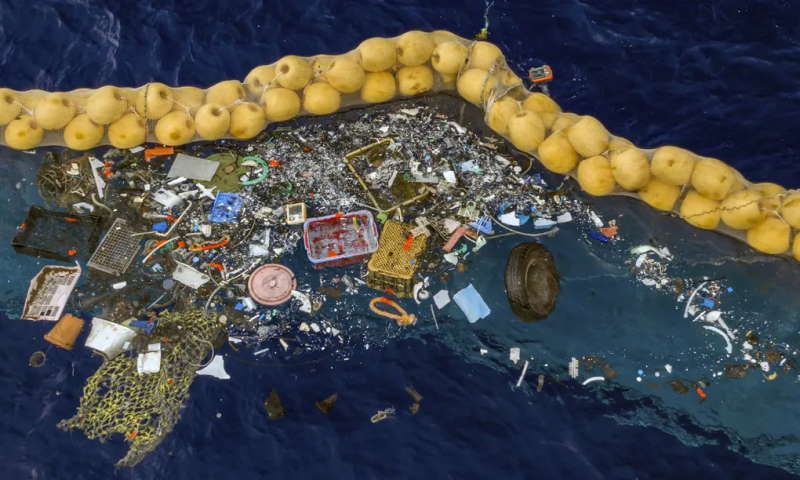 مخترع هولندي يخترع جهازاً يجمع البلاستيك من البحر