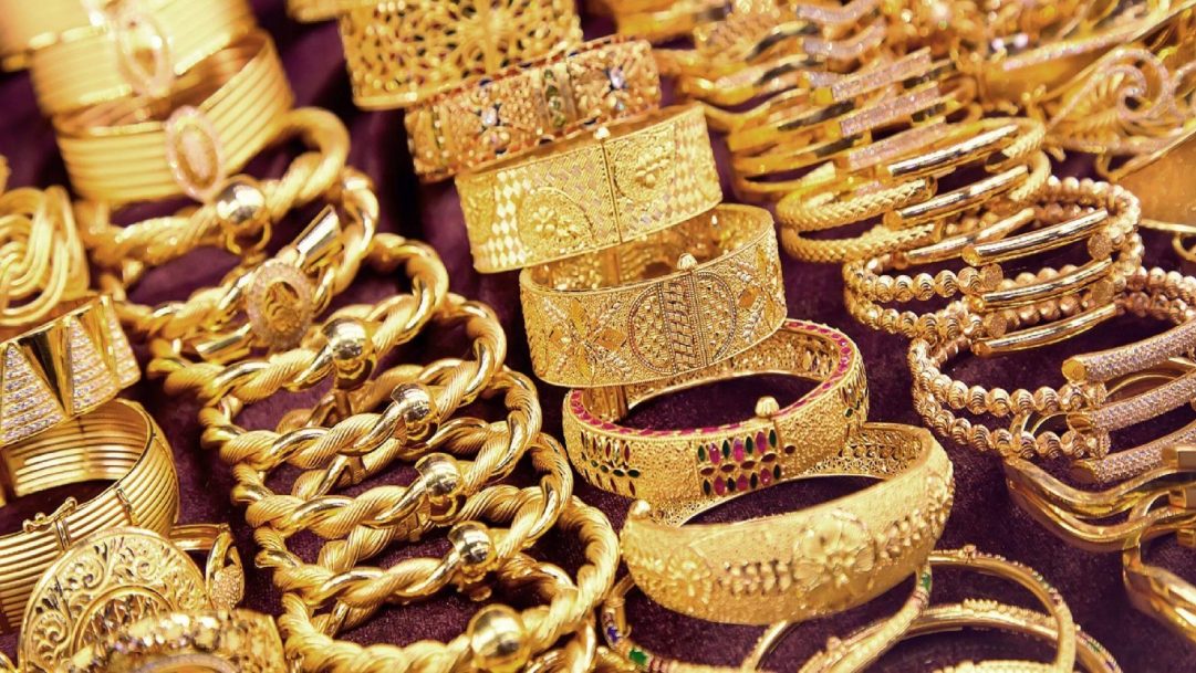 الذهب ينخفض عالمياً بسبب الصين