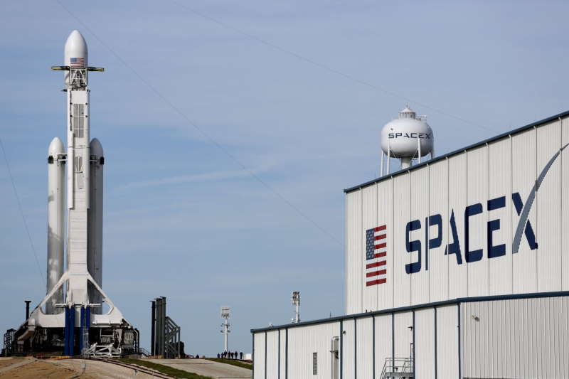 SpaceX تطلق 60 قمراً صناعياً لبث الإنترنت