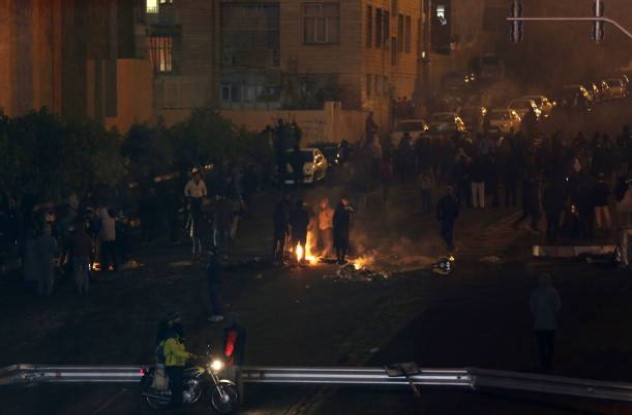 إيران: الاحتجاجات على أسعار البنزين تأخذ منحى سياسيا ووزير الداخلية "سنتصدى بحزم لمن يخل بأمن وراحة المواطنين"