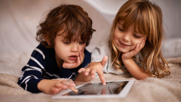 دراسة: معظم الأطفال يتجاوزون الوقت الموصى به أمام شاشات التلفزيون والأجهزة الذكية