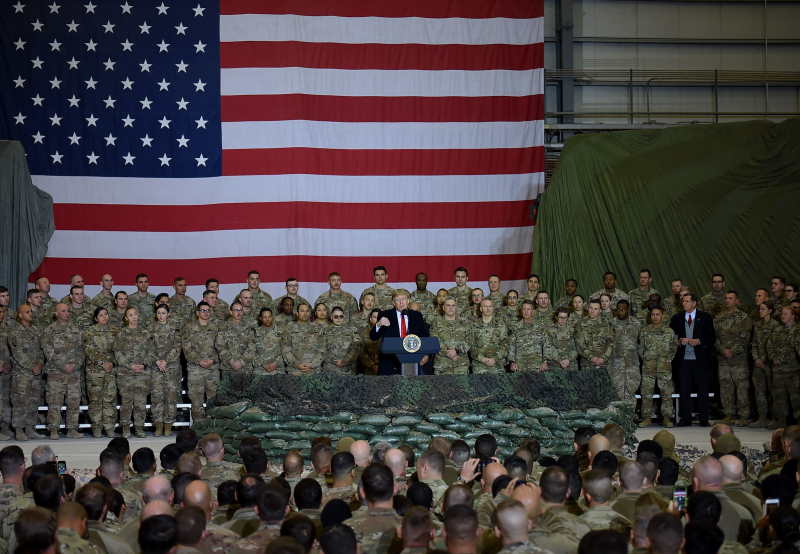 ترامب يزور القوات الأمريكية في أفغانستان بشكل مفاجئ في عيد الشكر