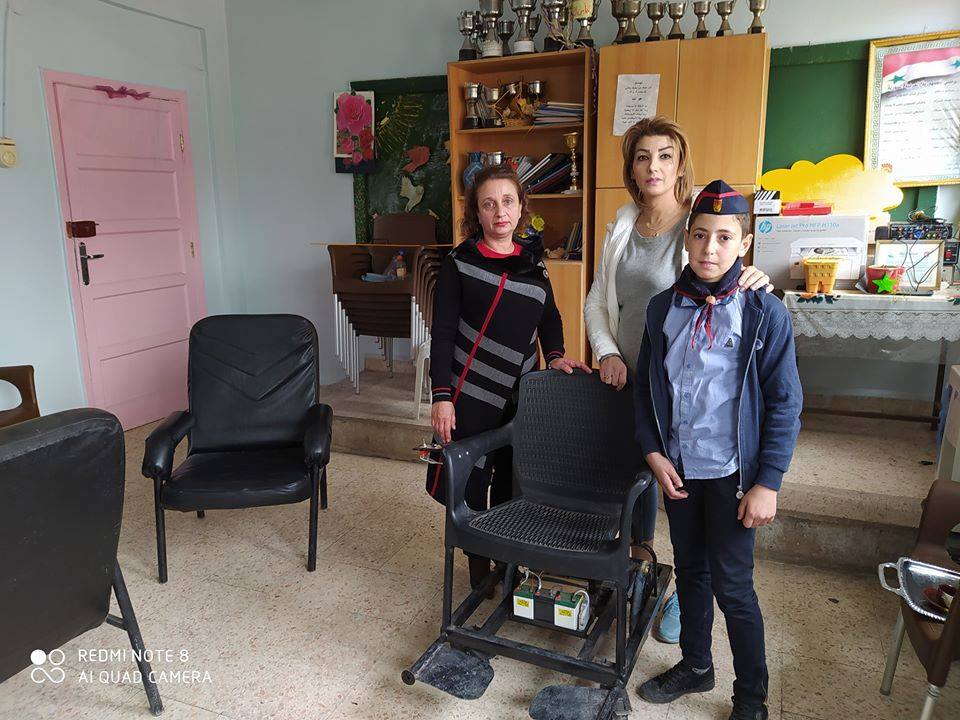 طفل سوري يصنع كرسياً متنقلاً لصديقه من ذوي الحاجات الخاصة