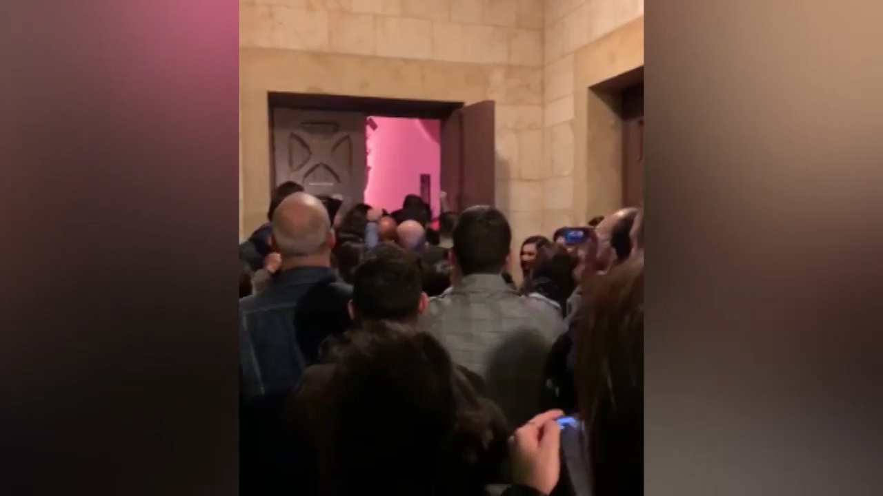 طرد رئيس وزراء لبنان السابق فؤاد السنيورة من احتفال الميلاد في الجامعة الأمريكية ببيروت (فيديو)