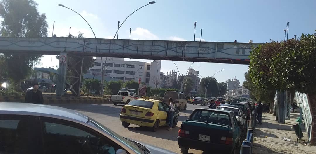 سكان اللاذقية يشكون من تهالك جسر مشاة مشفى تشرين (صور)