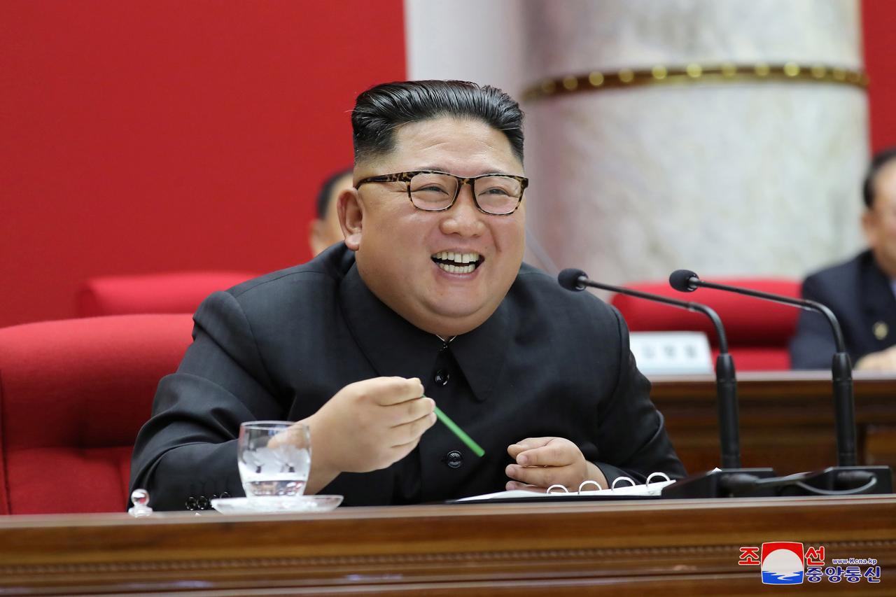 كيم جونج أون يحذر: سياسة الولايات المتحدة العدائية تعني أنه لن يتم نزع السلاح النووي في شبه الجزيرة الكورية