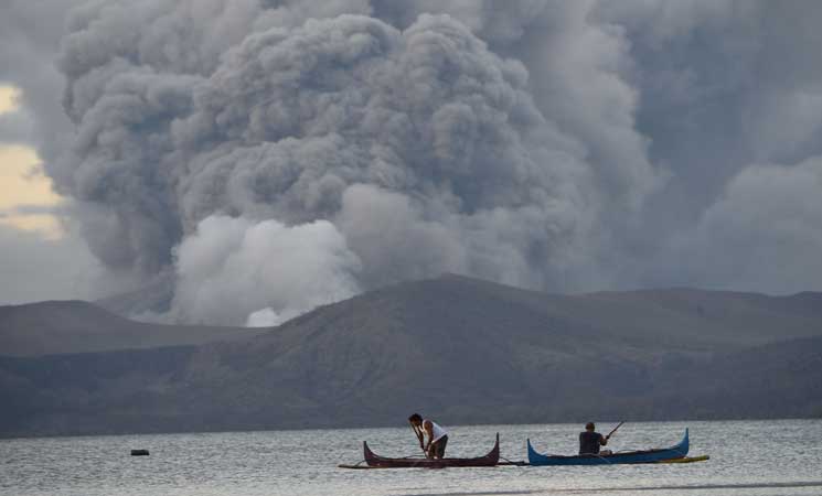 ثوران بركان في الفيليبين يجبر عشرات الآلاف على النزوح (صور وفيديو)