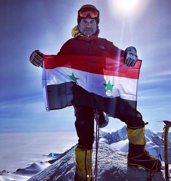 "أيهم محرز" أول سوري يحقق حلمه بالوصول لأعلى قمم العالم
