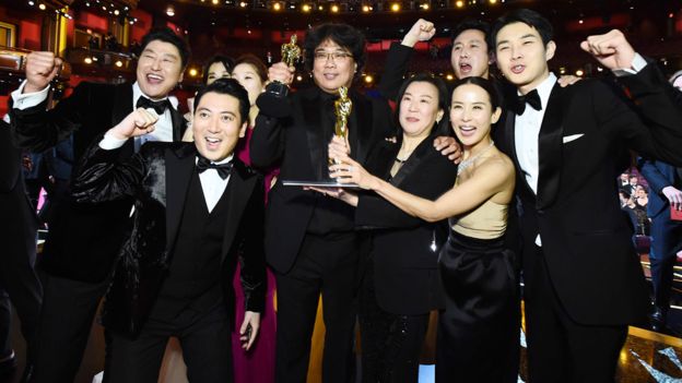 فيلم باراسايت من كوريا الجنوبية يدخل التاريخ ويفوز بجائزة أفضل فيلم في الأوسكار