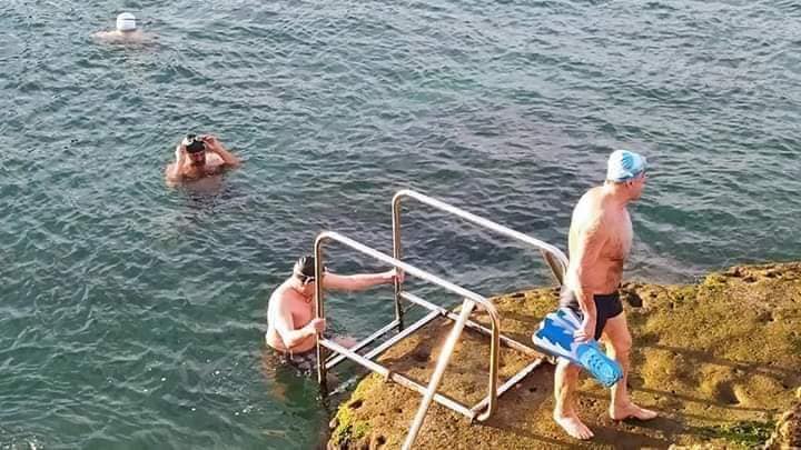 رجال تجاوز بعضهم الـ 70 عاماً تسبح في درجة حرارة -2 في جبلة