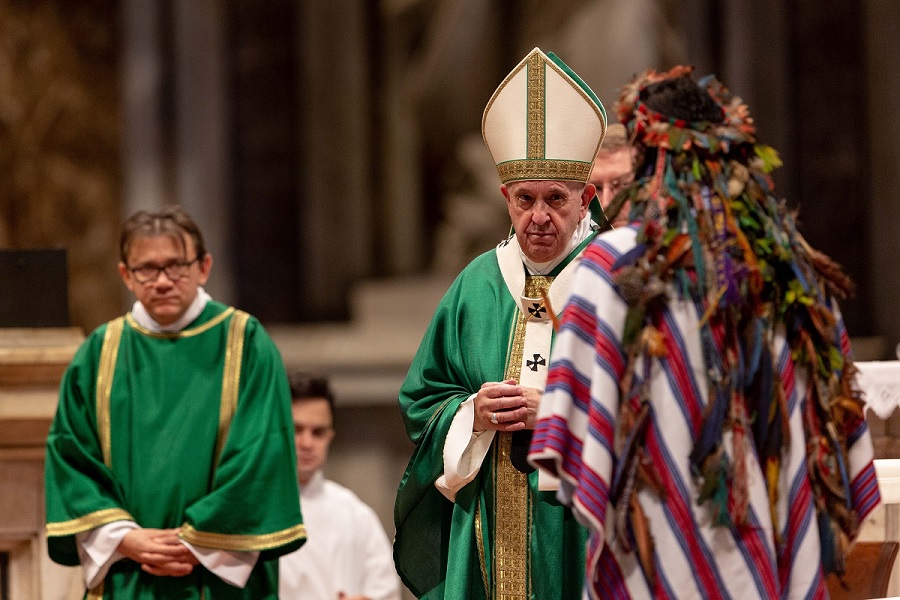 الفاتيكان يصدر قراره اليوم وسط خلاف حول عزوبية الكهنة الكاثوليك