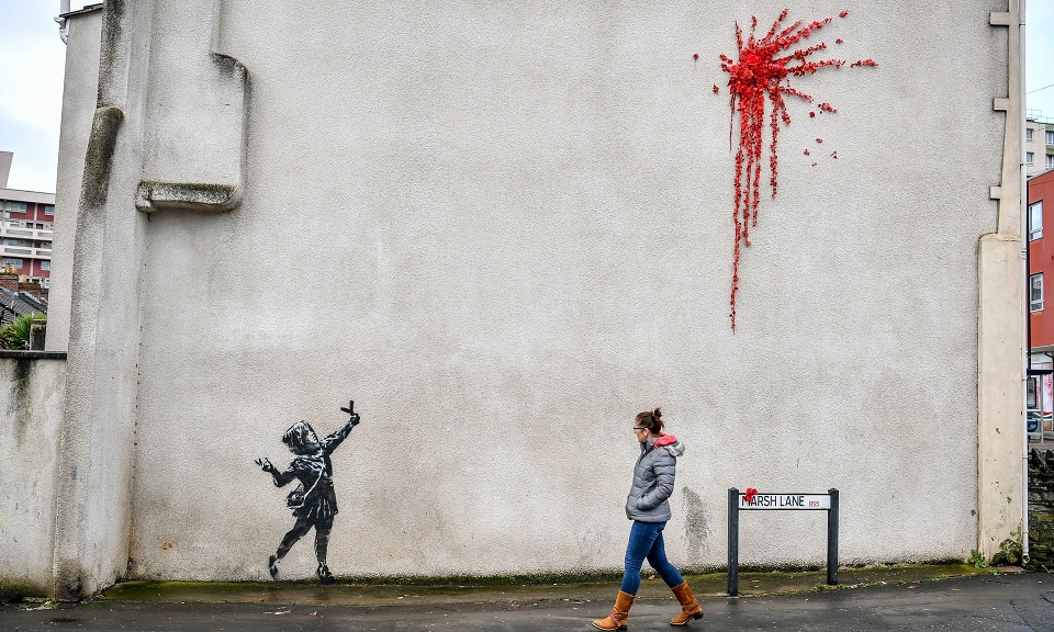 هدية بانكسي لمدينته بريستول: لوحة جديدة لفنان الشوارع الغامض بمناسبة عيد الحب