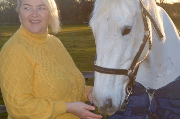 امرأة بريطانية: "حصاني كان يعرف أنني أعاني من السرطان قبل تشخيص الأطباء"