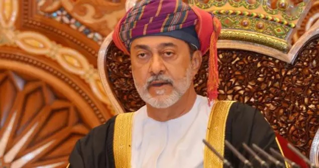 سلطان عمان الجديد يعدل النشيد الوطني وعلم وشعار البلاد
