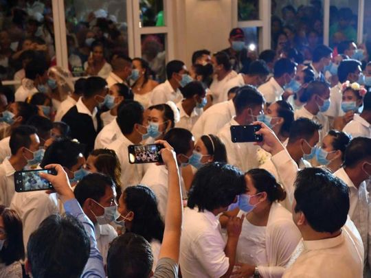 بكمامات طبية .. 220 عريساً وعروساً يتبادلون القبلات في زفاف جماعي في الفلبين